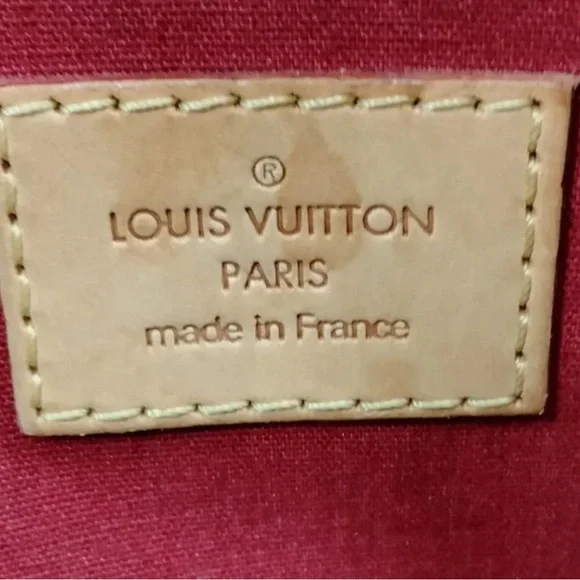 AUTHENTICATED Louis Vuitton Bellevue PM, Red Vernis w/Dust Cover - Picture 4 of 6